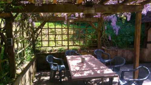 La terrasse avec sa pergola, proche de la cuisine, idéale pour les repas et barbecues